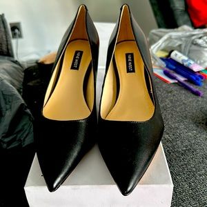 Ladies black pump